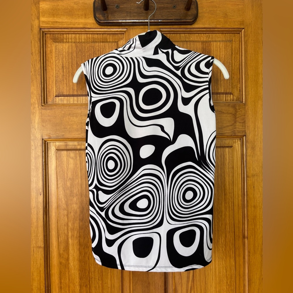 New York & Company Black and White Movk Neck Swirl Tank Top